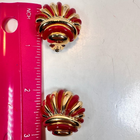 Vintage St. John gold tone red enamel shell clip on earrings - Picture 6 of 9